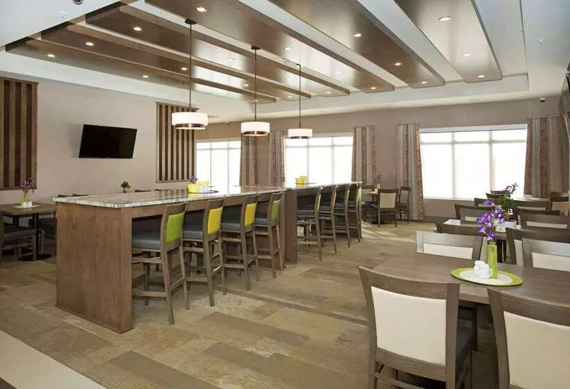 ホテル Wingate By Wyndham Calgary Airport