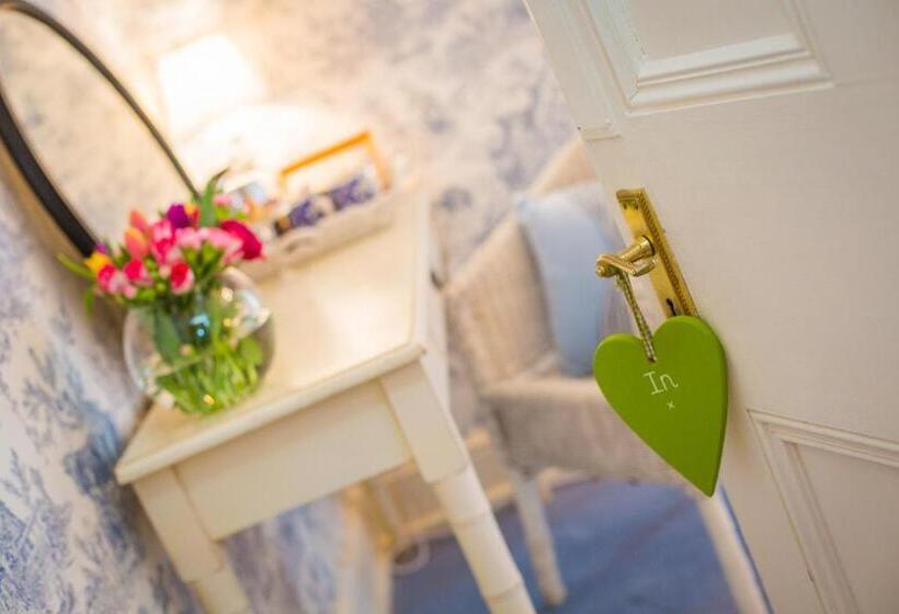 Bed and Breakfast James  Place At Brynawel