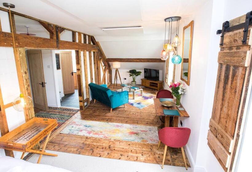 Bed and Breakfast James  Place At Brynawel