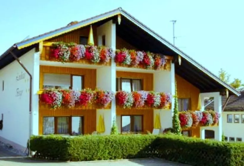 Hotelli Ferienhaus Und Landhaus Berger