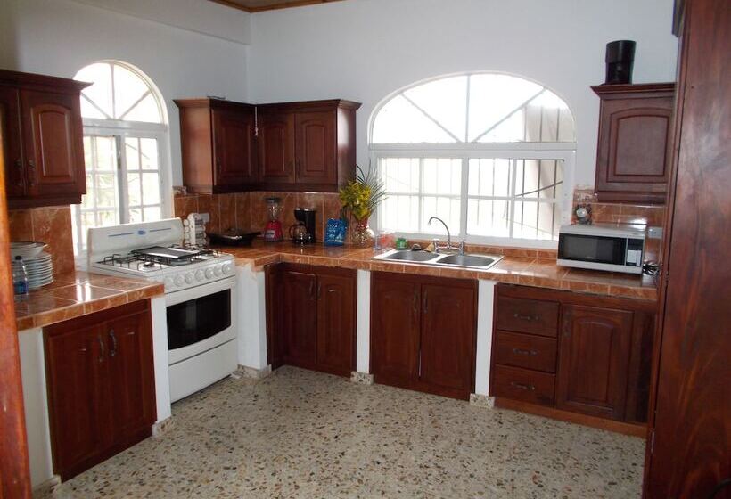 تختخواب و صبحانه Castillo Romano