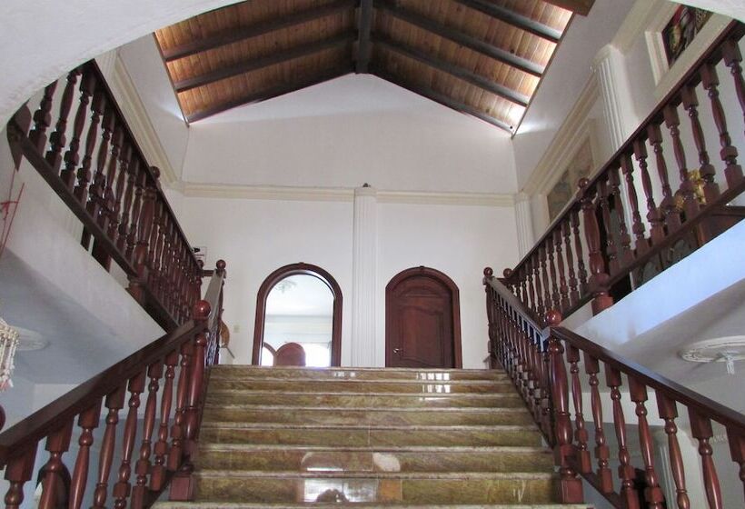 تختخواب و صبحانه Castillo Romano