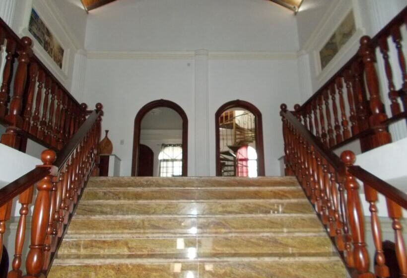 تختخواب و صبحانه Castillo Romano