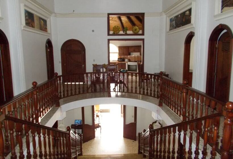 تختخواب و صبحانه Castillo Romano