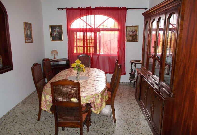 تختخواب و صبحانه Castillo Romano