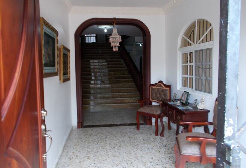 تختخواب و صبحانه Castillo Romano