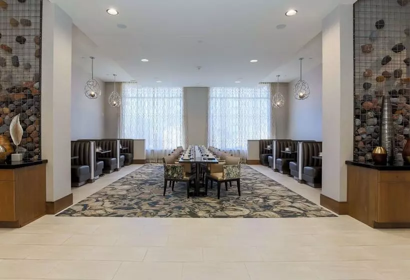 ホテル Doubletree By Hilton Evansville