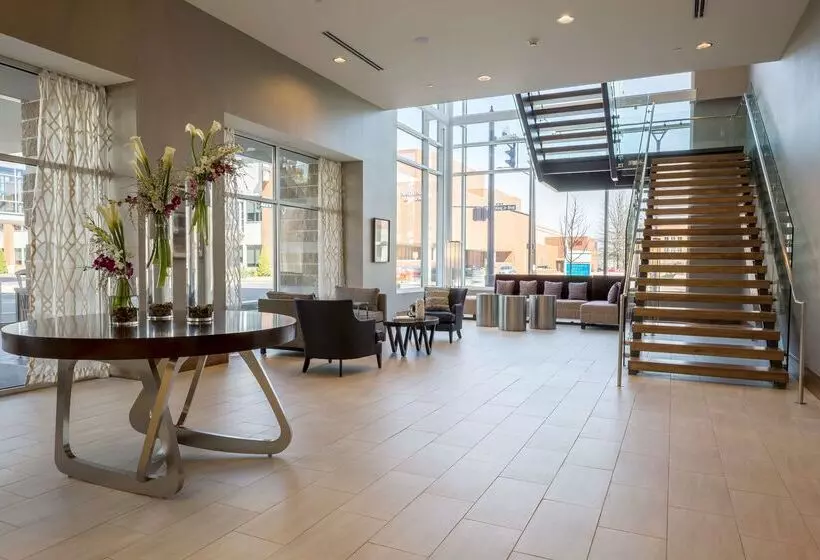 ホテル Doubletree By Hilton Evansville