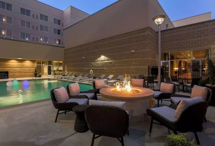ホテル Doubletree By Hilton Evansville