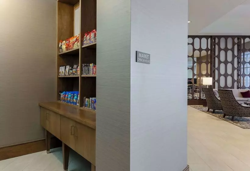 ホテル Doubletree By Hilton Evansville