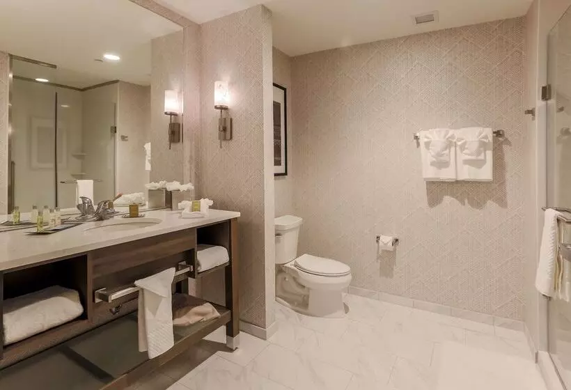 ホテル Doubletree By Hilton Evansville