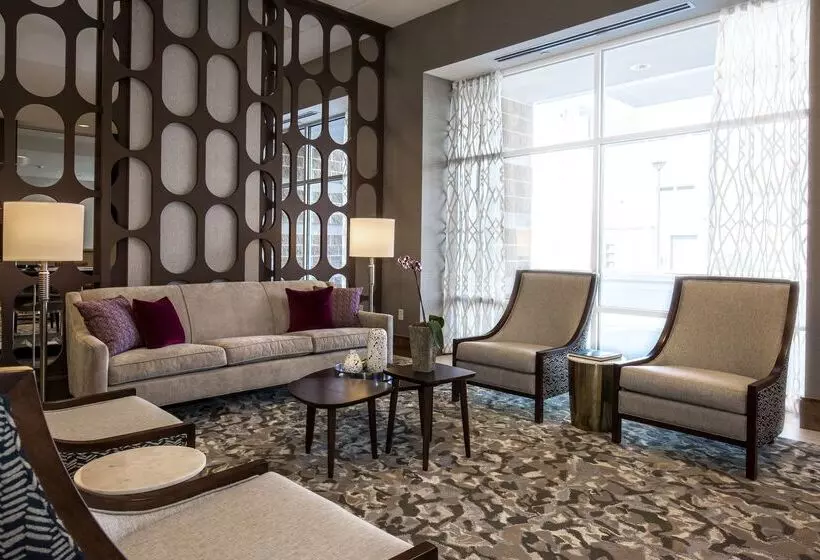 ホテル Doubletree By Hilton Evansville