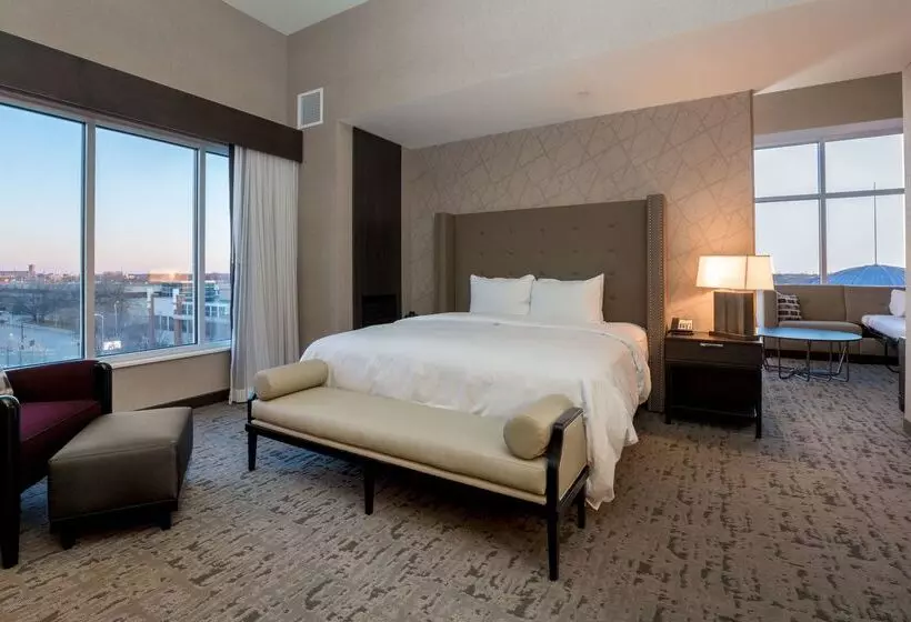 ホテル Doubletree By Hilton Evansville