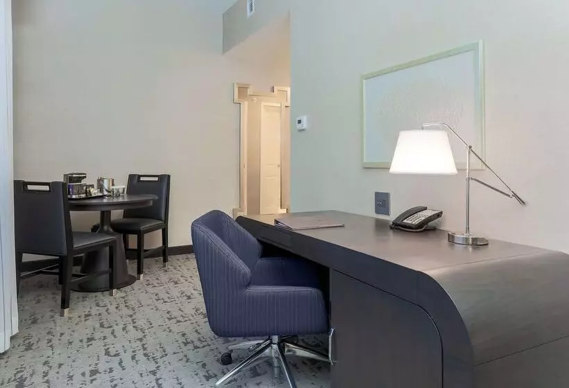 ホテル Doubletree By Hilton Evansville