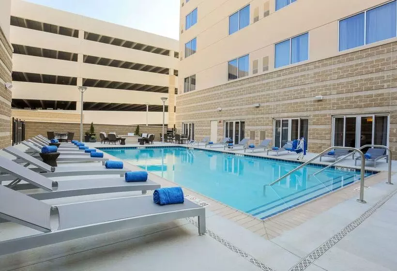ホテル Doubletree By Hilton Evansville
