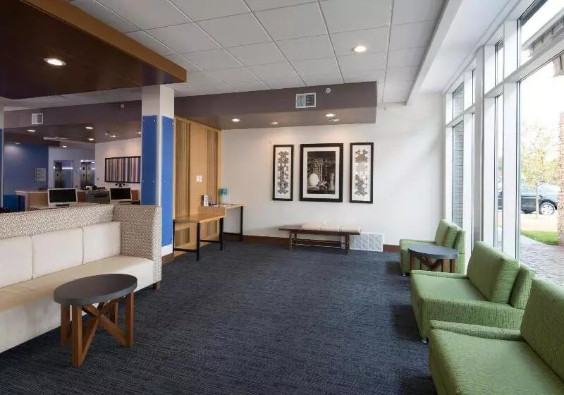 هتل Holiday Inn Express & Suites Alpena   Downtown, An Ihg