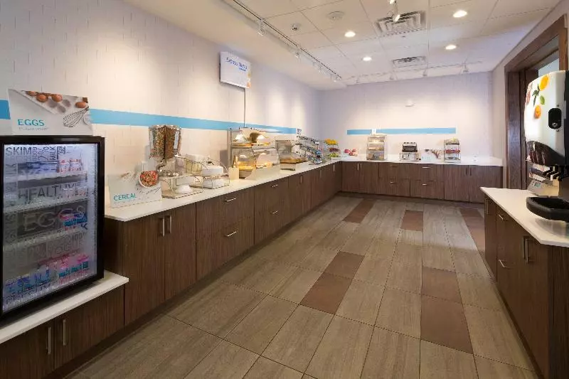 هتل Holiday Inn Express & Suites Alpena   Downtown, An Ihg