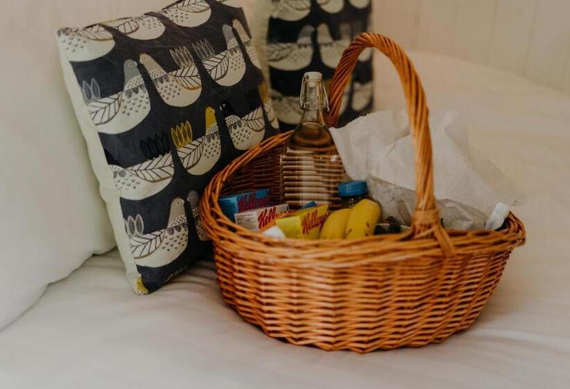 בית מלון כפרי Little England Retreats Cottage, Yurt And Shepherd Huts