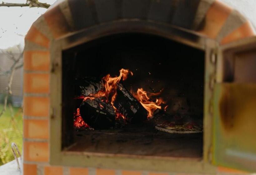 בית מלון כפרי Little England Retreats Cottage, Yurt And Shepherd Huts