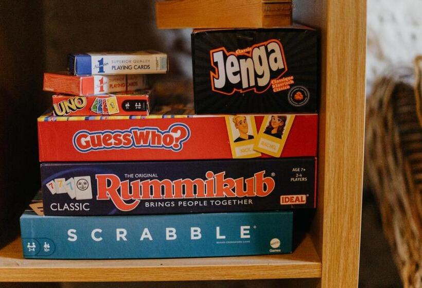 בית מלון כפרי Little England Retreats Cottage, Yurt And Shepherd Huts