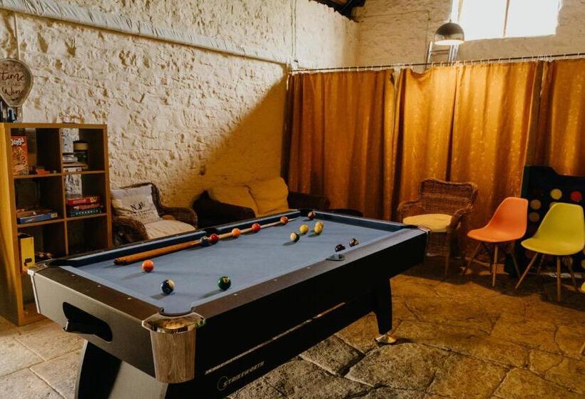 בית מלון כפרי Little England Retreats Cottage, Yurt And Shepherd Huts