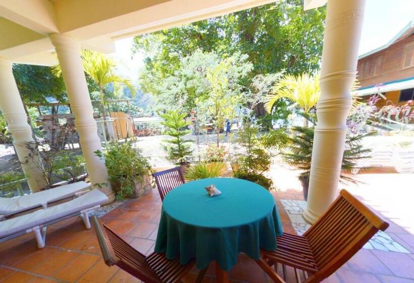 هتل The Naturalist Beach Resort