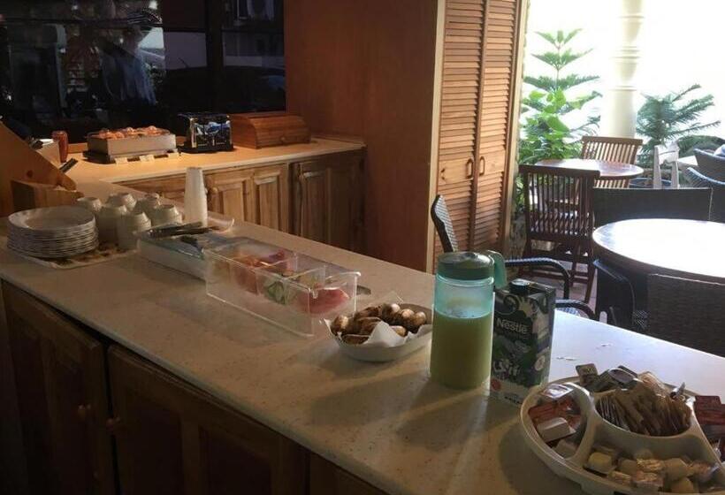 هتل The Naturalist Beach Resort