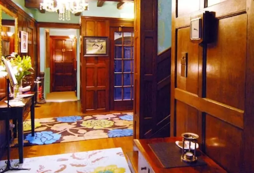 Hotel Trevalsa Court