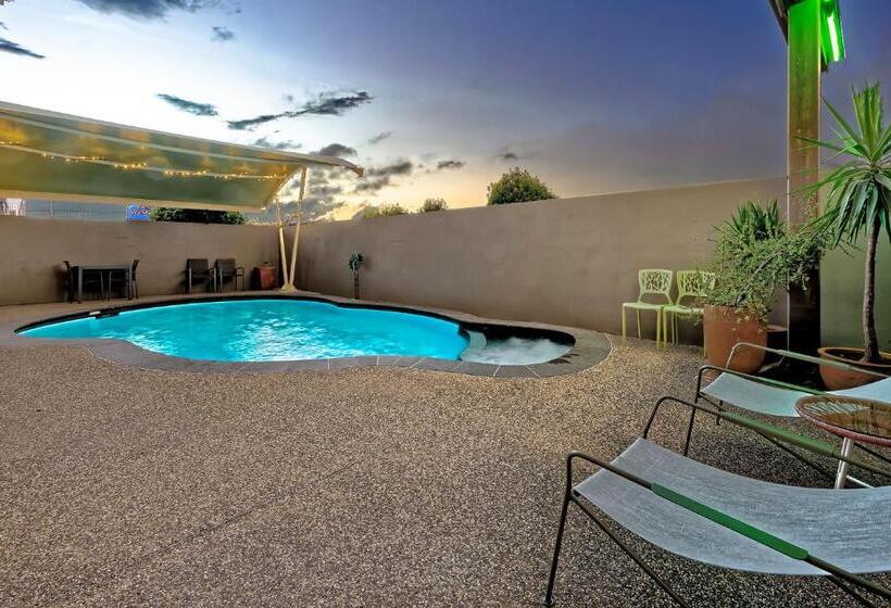 Мотель Chalet Motor Inn