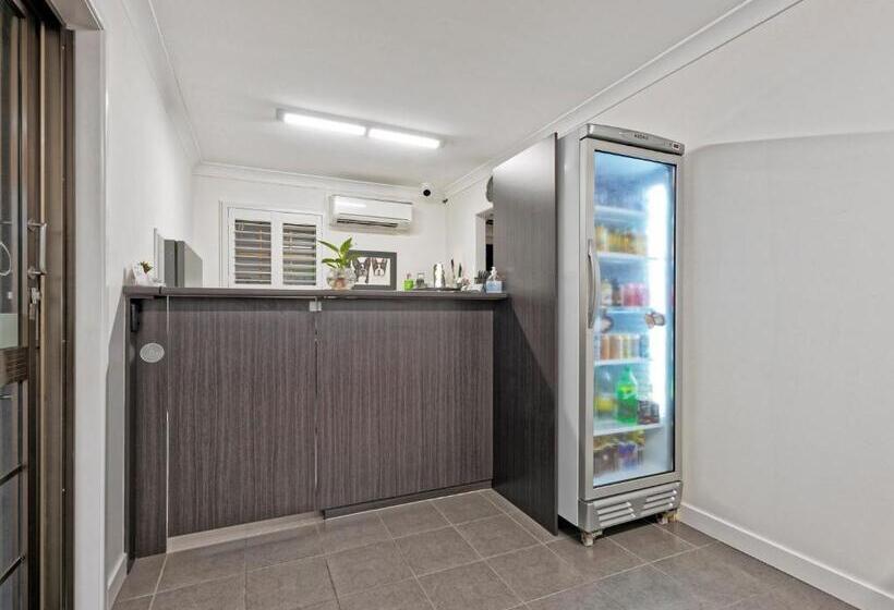 Мотель Chalet Motor Inn