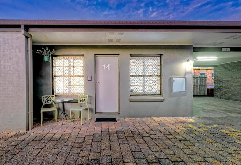 Мотель Chalet Motor Inn