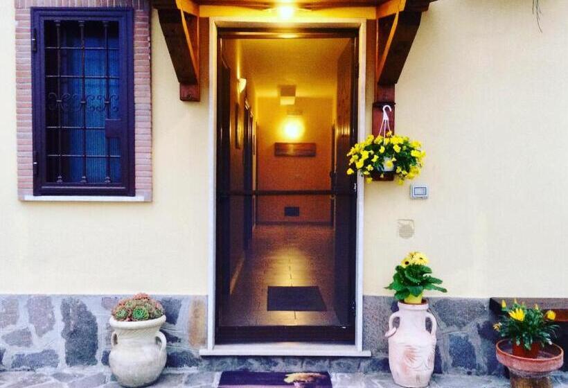 Пансион The Yellow House