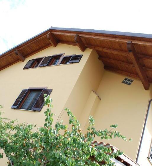 Пансион The Yellow House