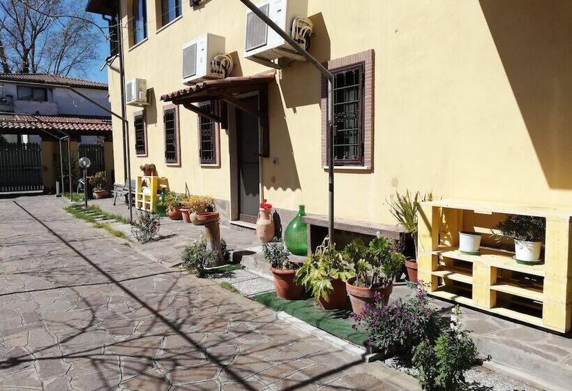 Пансион The Yellow House