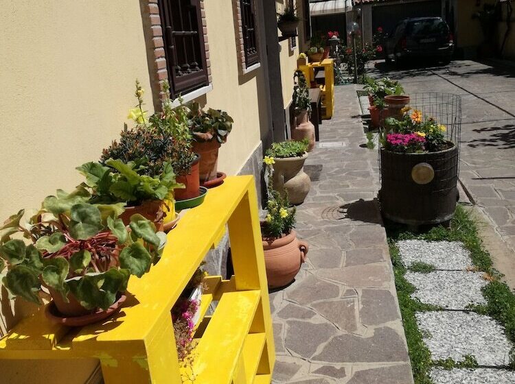 Пансион The Yellow House