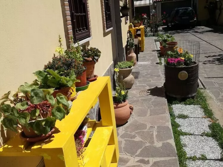 Majatalo The Yellow House