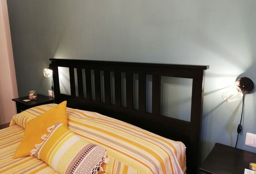 Пансион The Yellow House