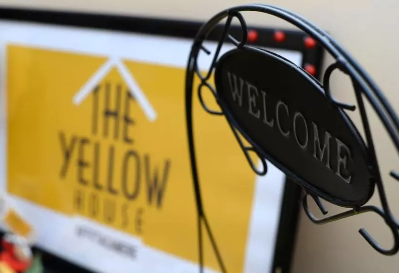 Majatalo The Yellow House