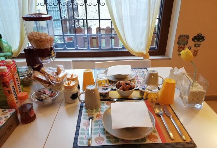 Пансион The Yellow House