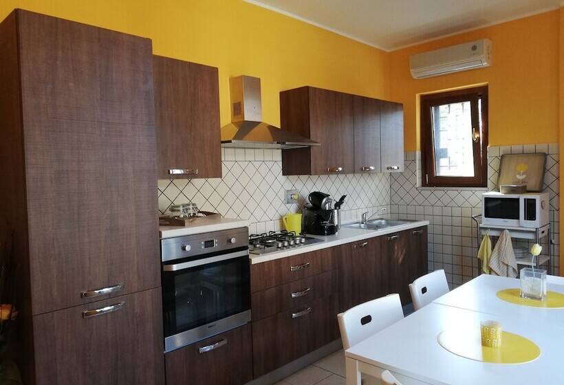 Пансион The Yellow House