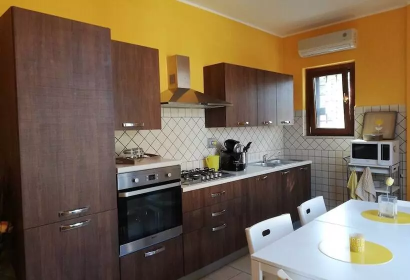 Majatalo The Yellow House