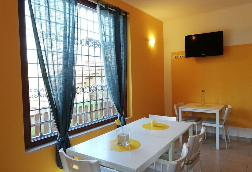 Пансион The Yellow House