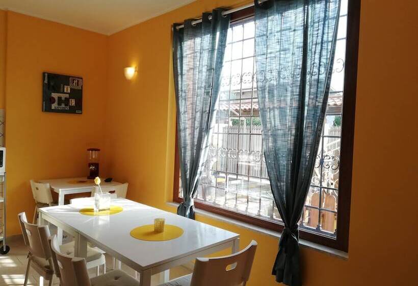 Пансион The Yellow House