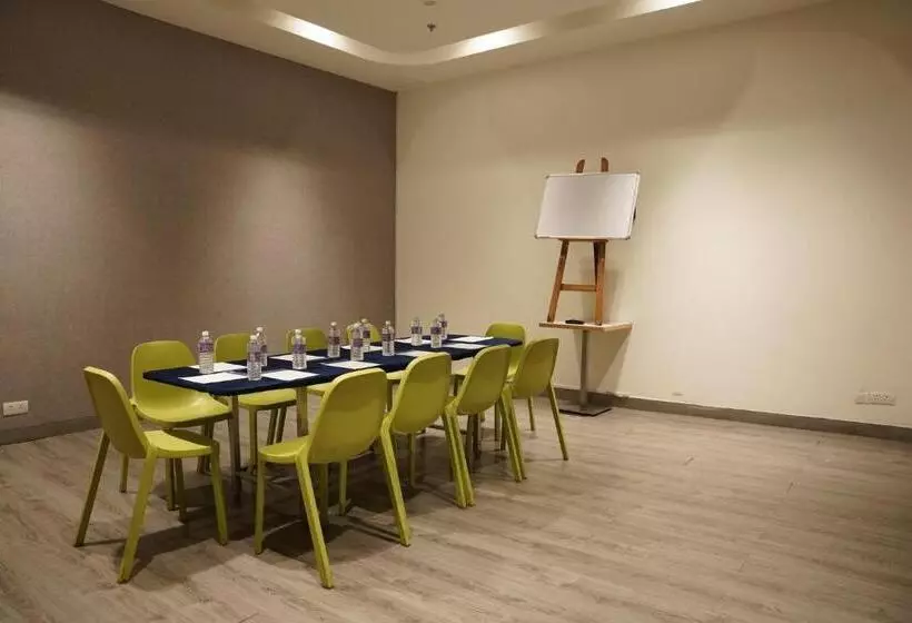 ホテル Holiday Inn Express Hyderabad Hitec City, An Ihg