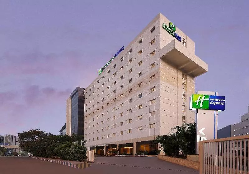 ホテル Holiday Inn Express Hyderabad Hitec City, An Ihg
