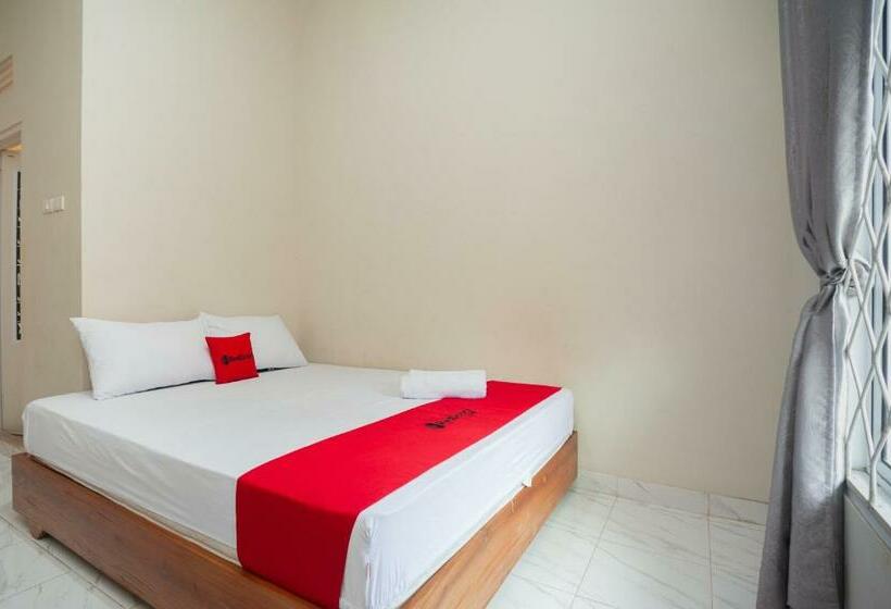 Отель Reddoorz Syariah @ The Saka