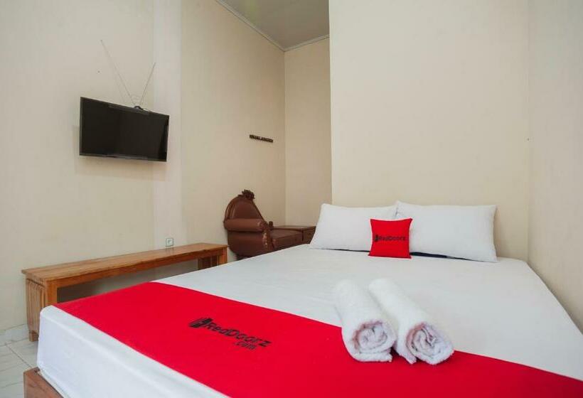 Отель Reddoorz Syariah @ The Saka