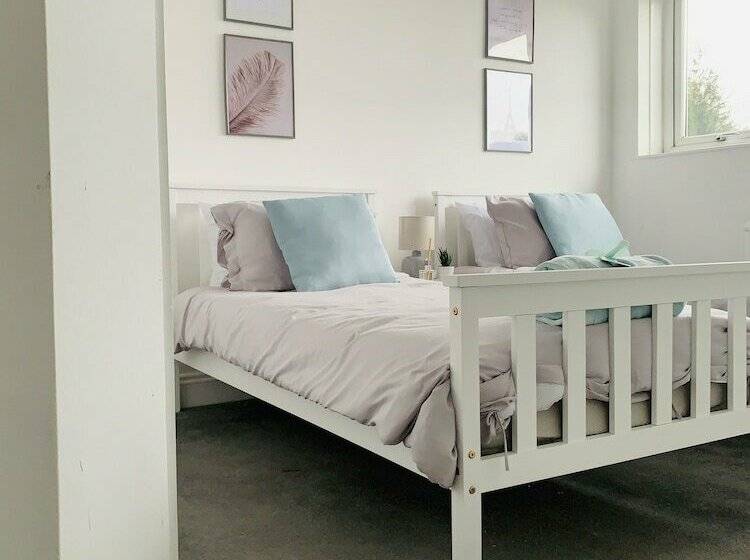 Резиденция Impeccable 3 Bed House In Brentwood