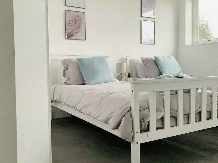 Residenssi Impeccable 3 Bed House In Brentwood