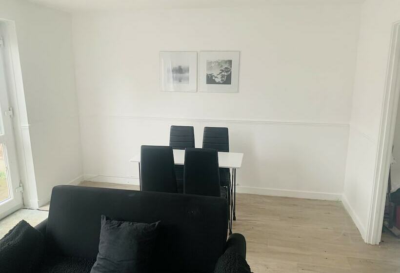 Резиденция Impeccable 3 Bed House In Brentwood